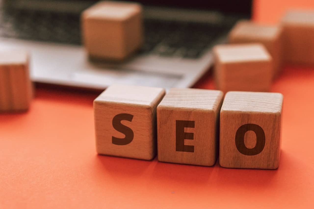 découvrez comment le seo et le contenu digital interagissent pour améliorer la visibilité de votre site web. apprenez des stratégies efficaces pour optimiser votre contenu et attirer un trafic organique de qualité.